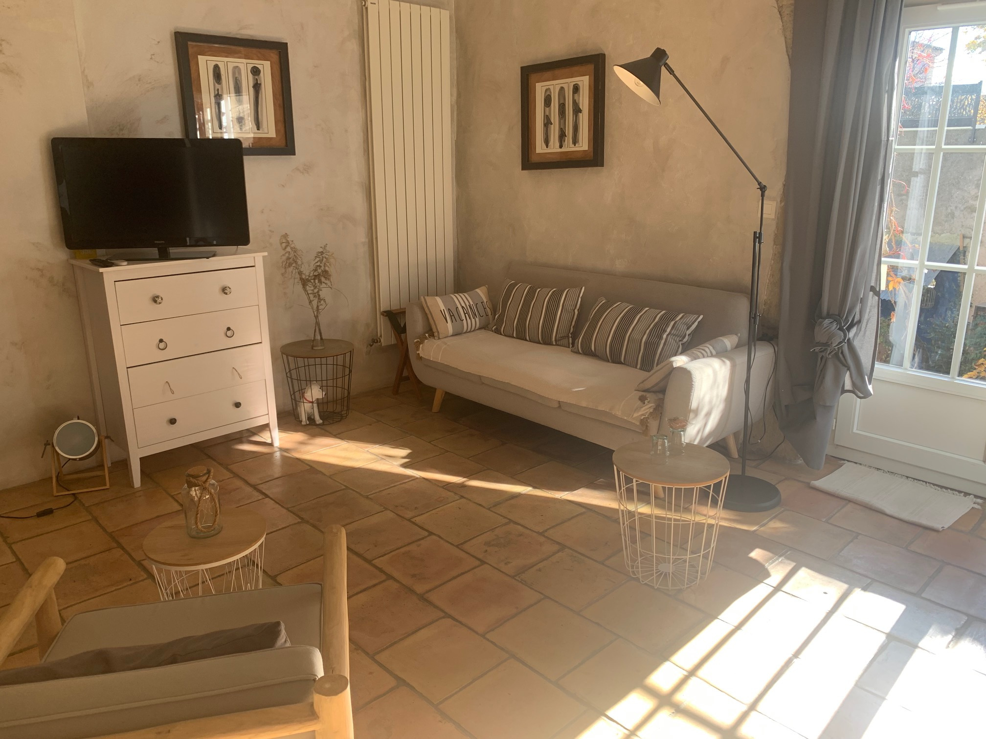 canapé et porte fenêtre