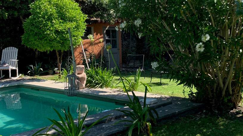 fauteuils au bord de la piscine